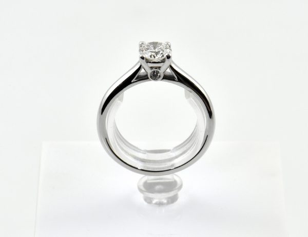 Bague solitaire en diamant, or blanc 585/000 14 carats, 3 brillants totalisant 0,70 ct