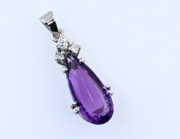 Pendentif Améthyste 585/000, or blanc 14 carats, 3 diamants totalisant 0,07 ct