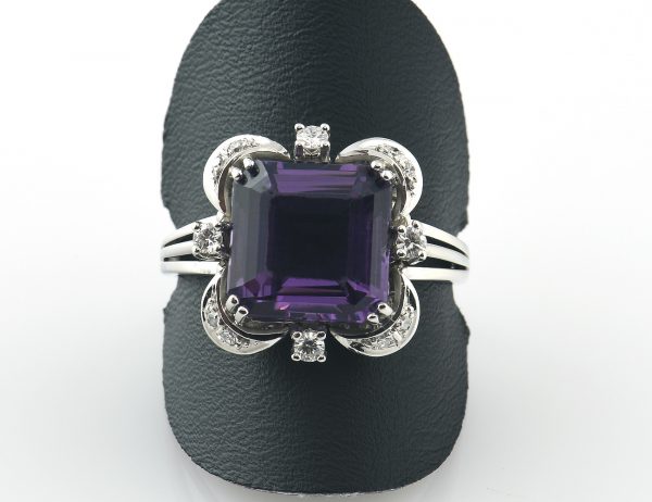 Amethyst Diamantring 585 14 K Weißgold 12 Brillanten zus. 0,20 ct