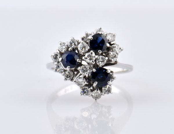 Bague saphir et diamant 585/000, or blanc 14 carats, 19 brillants totalisant 0,75 ct