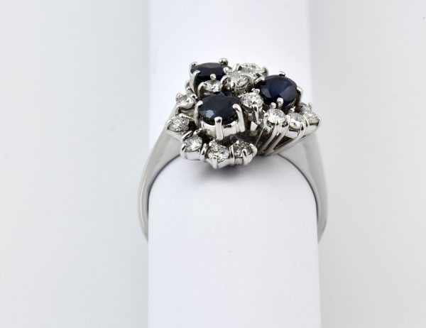 Bague saphir et diamant 585/000, or blanc 14 carats, 19 brillants totalisant 0,75 ct