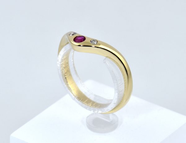 Rubin Diamant Ring 585/000 14 K Gelbgold 2 Brillanten zus. 0,04 ct