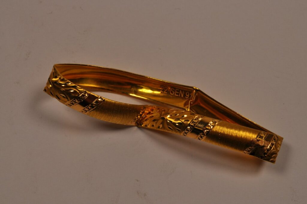 Bangle 916 – 880_Counterfeits_Juwelier von Wetsch