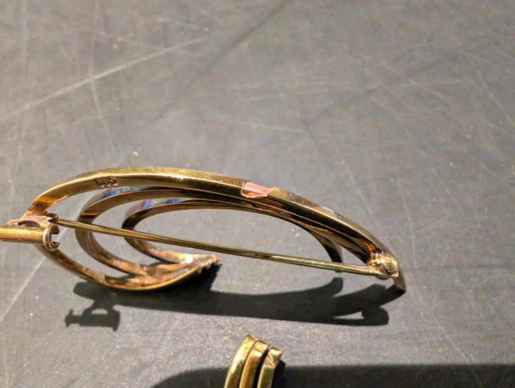 585 gestempelte Brosche Fälschung – Juwelier von Wetsch 