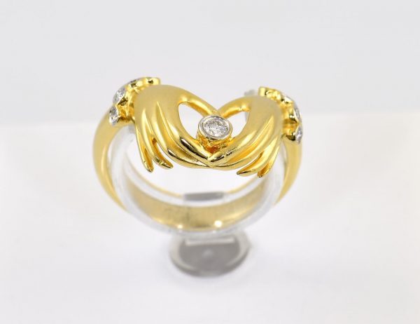 Diamant Ring mit zwei Händen 750/000 18 K Gelbgold 9 Brillanten zus. 0,12 ct