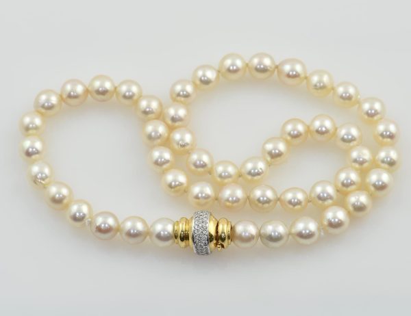 Akoya Perlenkette  Gelbgoldschließe 750/000 18 K 81 Diamanten zus. 1,20 ct