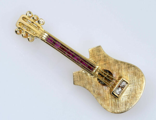 Brosche Gitarre 750/000 18 K Gelbgold 2 Diamanten zus. 0,08 ct, Rubin