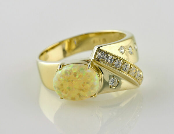 Opal Ring 585/000 14 K Gelbgold, 12 Diamanten zus. 0,31ct