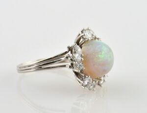 Opal Ring 750/000 18 K Weißgold, 12 Diamanten zus. 1,00 ct
