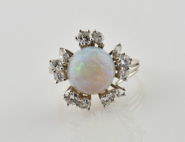 Opal Ring 750/000 18 K Weißgold, 12 Diamanten zus. 1,00 ct