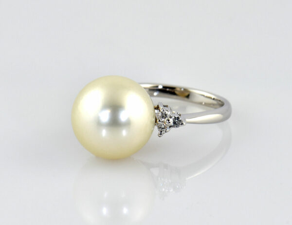 Ring Südsee-Perle 750/000 18 K Weißgold, 6 Brillanten zus. 0,12 ct