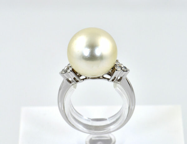 Ring Südsee-Perle 750/000 18 K Weißgold, 6 Brillanten zus. 0,12 ct