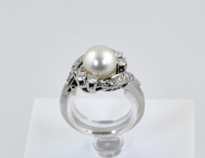 Ring Akoyaperle 750/000 18 K Weißgold 16 Diamanten zus. 0,58 ct