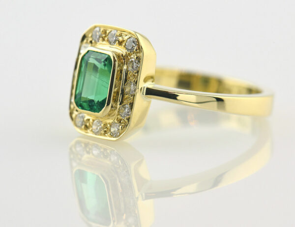 Smaragd Diamantring 750/000 18 K Gelbgold 12 Brillanten zus. 0,24 ct