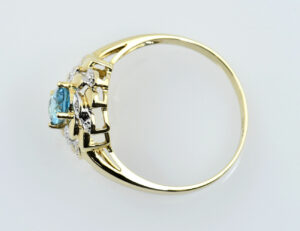Topas Ring 333/000 8 K Gelbgold, 4 Diamanten zus. 0,02 ct