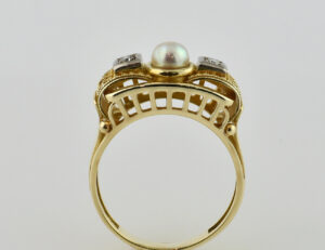 Ring mit Granulationen, Perle 585/000 14 K Gelbgold, 2 Brillanten zus. 0,09 ct