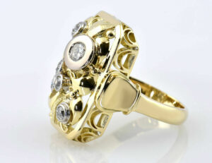 Ring mit Granulationen in 585/000 14 K Gelbgold, 6 Diamanten zus. 0,80 ct