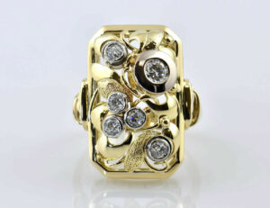 Ring mit Granulationen in 585/000 14 K Gelbgold, 6 Diamanten zus. 0,80 ct