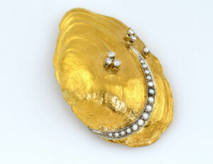 Brosche Muschel 994/000 Gelbgold, 15 Perlen, 6 Brillanten zus. 0,25 ct