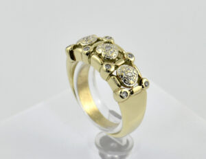 Diamant Ring 333/000 8 K Gelbgold 11 Diamanten zus. 0,11 ct