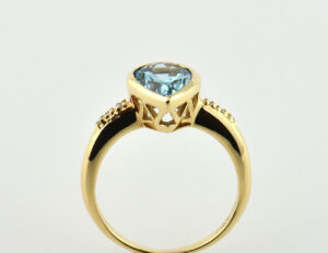 Ring Topas 750/000 18 K Gelbgold 6 Diamanten zus. 0,06 ct