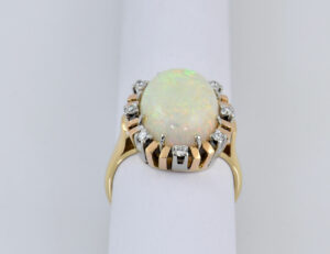 Opal Ring 750/000 18 K Gelbgold, 8 Brillanten zus. 0,24 ct
