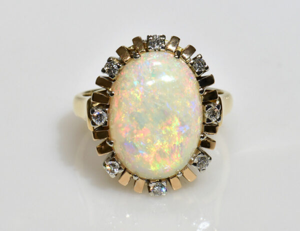 Opal Ring 750/000 18 K Gelbgold, 8 Brillanten zus. 0,24 ct