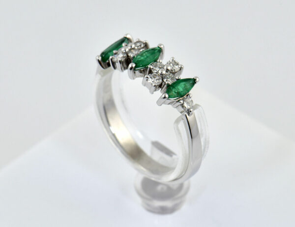 Smaragd Ring 585/000 14 K Weißgold, 10 Diamanten zus. 0,25 ct