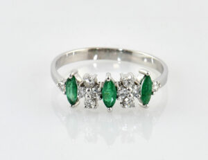 Smaragd Ring 585/000 14 K Weißgold, 10 Diamanten zus. 0,25 ct