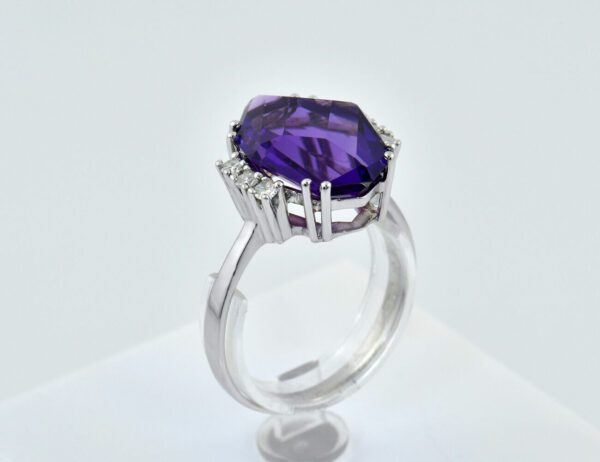 Amethyst Diamant Ring 585/000 14 K Weißgold 6 Diamanten zus. 0,18 ct