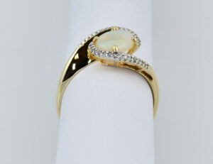 Opal Ring 585/000 14 K Gelbgold, 32 Diamanten zus. 0,25 ct