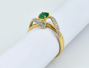 Smaragd Ring 375/000 9 K Gelbgold, 14 Diamanten zus. 0,14 ct