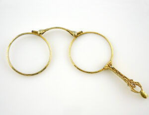 Alte Englische Lorgnette 10 K Gold Klappbrille 8 Diamanten zus. 0,18 ct