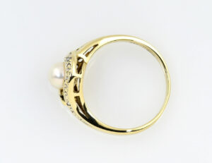 Ring Akoyaperle Diamant 333/000 8 K Gelbgold, 2 Diamanten zus. 0,02 ct