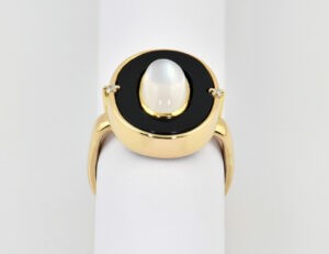 Ring Mondstein, Onyx 750/000 18 K Gelbgold, Brilianten zus. 0,04 ct