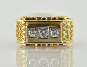 Ring mit Granulationen in 585/000 14 K Gelbgold, 3 Diamanten zus. 0,42 ct