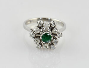 Smaragd Ring 333/000 8 K Weißgold, 12 Diamanten zus. 0,24 ct