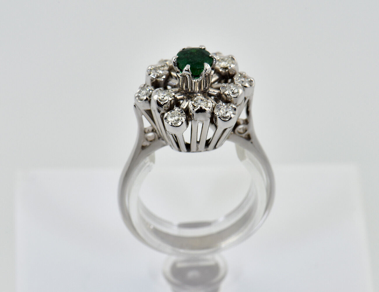 Smaragd Ring 333/000 8 K Weißgold, 12 Diamanten zus. 0,24 ct