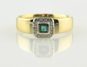 Smaragd Ring 750/000 18 K Gelbgold, 12 Brillanten zus. 0,10 ct