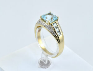 Topas Ring 585/000 14 K Gelbgold, 12 Diamanten zus. 0,05 ct