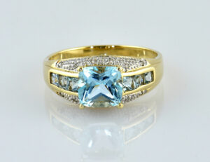 Topas Ring 585/000 14 K Gelbgold, 12 Diamanten zus. 0,05 ct