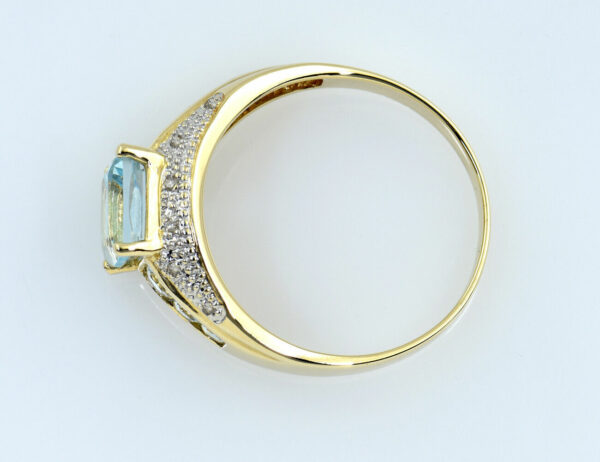 Topas Ring 585/000 14 K Gelbgold, 12 Diamanten zus. 0,05 ct