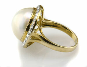 Ring Mabe´perle 585/000 14 K Gelbgold, 28 Diamanten zus. 0,25 ct